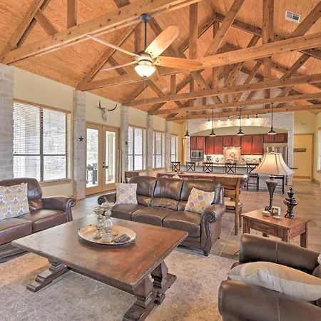Lakeview Escape With Hot Tub, 1 Mi To Canyon Lake